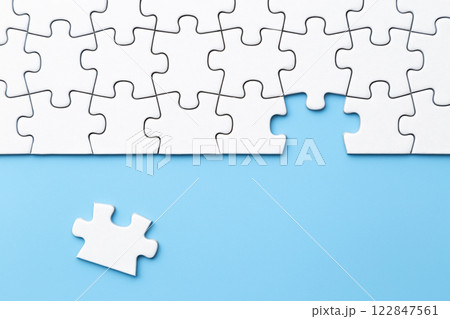 青背景に無地のジグソーパズル 122847561