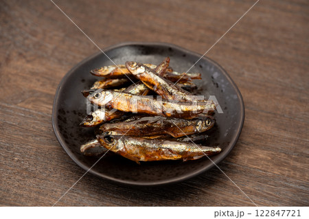 小皿に盛りつけたわかさぎの佃煮 122847721