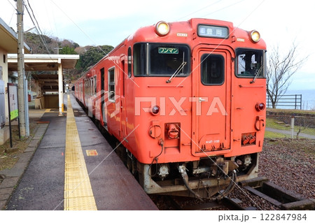 鎧駅に停車中の山陰本線 非電化区間用車両(キハ40) 鎧駅に停車中の山陰本線 非電化区間用車両(キハ40) 122847984