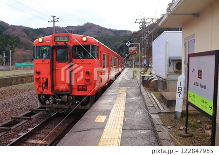 鎧駅に停車中の山陰本線 非電化区間用車両（キハ40） 122847985