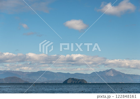 【奥琵琶湖から望む竹生島】 122848161