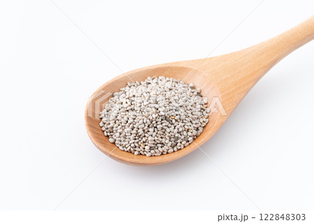 木のスプーンに載せたホワイトチアシードのクローズアップ 木のスプーンに載せたホワイトチアシードのクローズアップ 122848303