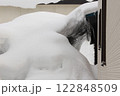屋根に積もった雪 122848509