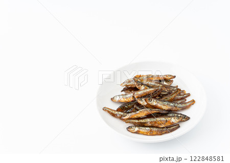 小皿に盛りつけたわかさぎの佃煮 122848581