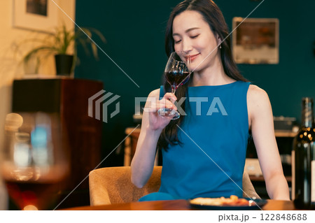 レストランでワインを楽しむ若い女性 122848688