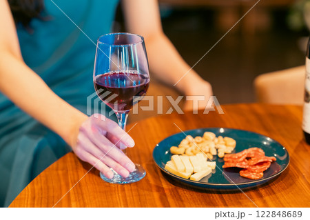 ワインとおつまみを前にした若い女性　顔無し 122848689