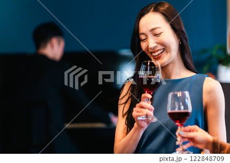 バーでワインを楽しむ若い女性 122848709