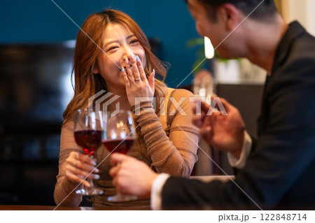 高級クラブで接客する若い女性 高級クラブで接客する若い女性 122848714