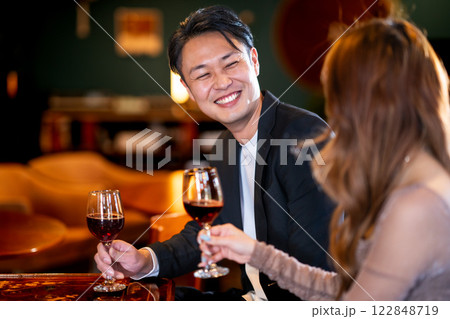 ガールズバーでお酒を楽しむ裕福な男性 122848719