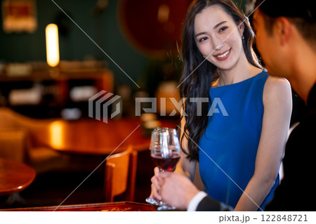 おしゃれなバーでデートをする若い男女 122848721