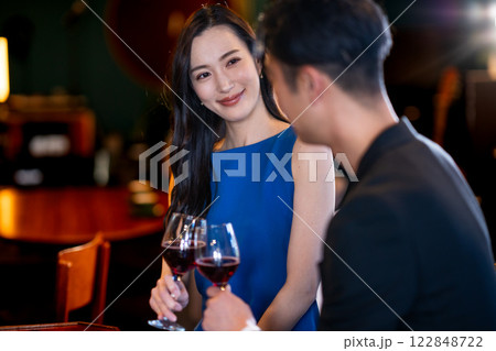 おしゃれなバーでデートをする若い男女 おしゃれなバーでデートをする若い男女 122848722