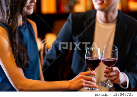 おしゃれなレストランでワイングラスを傾ける男女　顔無し 122848723