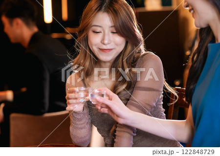 バーで女子会を楽しむ若い女性 122848729