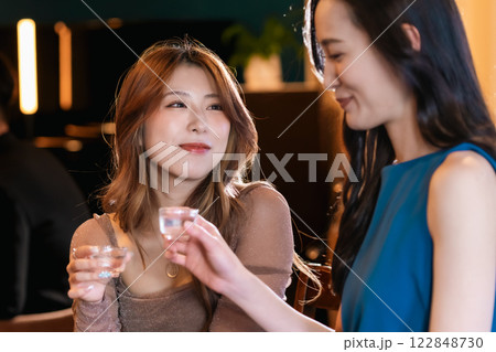 バーで女子会を楽しむ若い女性 バーで女子会を楽しむ若い女性 122848730