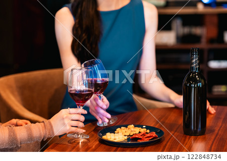 おしゃれなバーでワインを楽しむ若い女性　顔無し 122848734