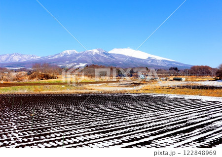 3月の冠雪の浅間山 122848969