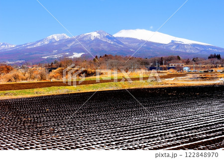 3月の冠雪の浅間山 122848970
