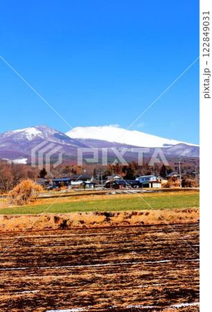 3月の冠雪の浅間山 122849031