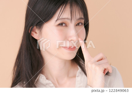 鼻の先を指差す女性 鼻の先を指差す女性 122849063
