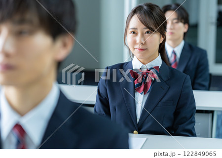 試験を受ける学生たち 試験を受ける学生たち 122849065