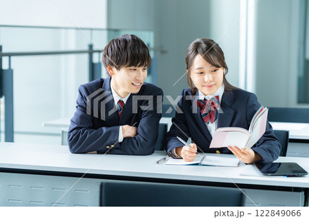 教室で自習する学生 教室で自習する学生 122849066