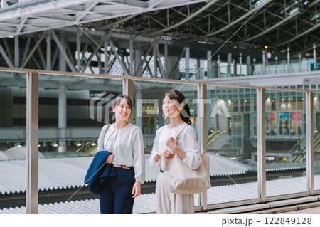 駅の通路を歩くビジネスウーマン 駅の通路を歩くビジネスウーマン 122849128