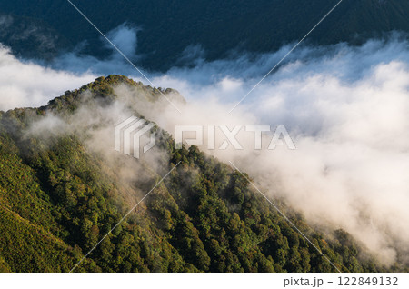 雲に覆われる山 谷川連峰の山岳風景 雲に覆われる山 谷川連峰の山岳風景 122849132
