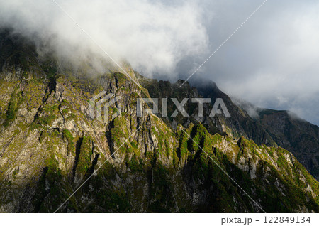 雲に覆われる山　谷川連峰の山岳風景 122849134