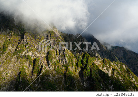 雲に覆われる山 谷川連峰の山岳風景 雲に覆われる山 谷川連峰の山岳風景 122849135