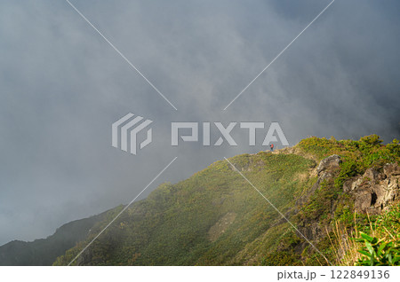 雲に覆われる山 谷川連峰の山岳風景 雲に覆われる山 谷川連峰の山岳風景 122849136