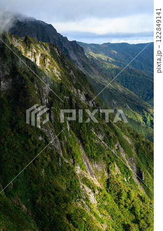 雲に覆われる山 谷川連峰の山岳風景 雲に覆われる山 谷川連峰の山岳風景 122849141