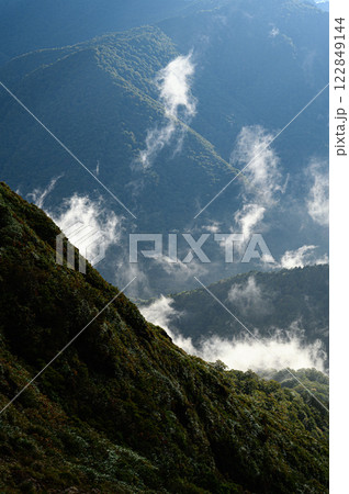 雲に覆われる山 谷川連峰の山岳風景 雲に覆われる山 谷川連峰の山岳風景 122849144