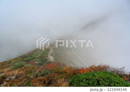 雲に覆われる秋の山 谷川連峰の山岳風景 雲に覆われる秋の山 谷川連峰の山岳風景 122849148