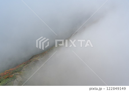 雲に覆われる秋の山　谷川連峰の山岳風景 122849149