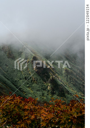 雲に覆われる秋の山 谷川連峰の山岳風景 雲に覆われる秋の山 谷川連峰の山岳風景 122849154
