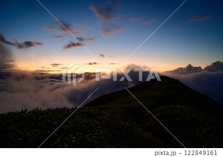 山に沈む夕日　谷川連峰の山岳風景 122849161