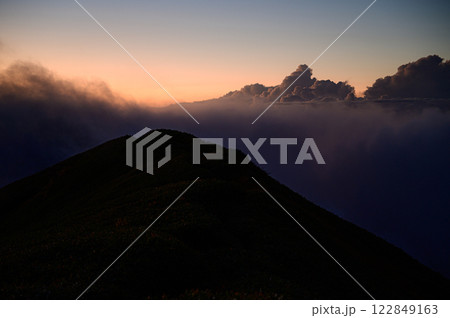山に沈む夕日 谷川連峰の山岳風景 山に沈む夕日 谷川連峰の山岳風景 122849163