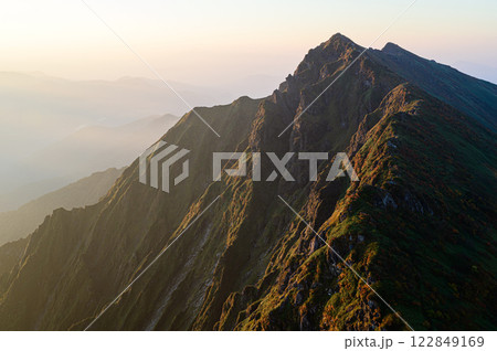 一ノ倉岳から見る日の出 谷川連峰の山岳風景 一ノ倉岳から見る日の出 谷川連峰の山岳風景 122849169
