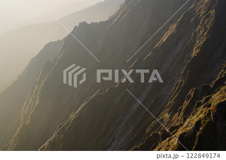 朝日に染まる山肌　谷川連峰の山岳風景 122849174