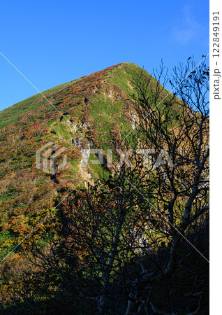 一ノ倉岳を見上げる　谷川連峰　秋の山岳風景 122849191
