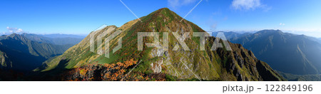 一ノ倉岳を見上げる　谷川連峰　秋の山岳風景 122849196