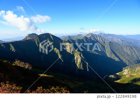 谷川連峰の山岳風景 122849198