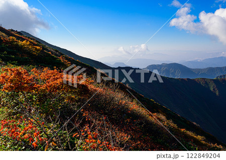 谷川連峰　秋の山岳風景 122849204