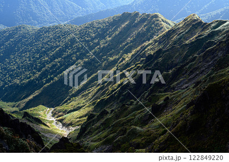 谷川連峰の山岳風景 122849220