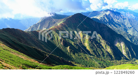 谷川連峰　秋の山岳風景 122849260