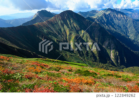 谷川連峰　秋の山岳風景 122849262