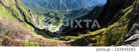 ノゾキから見る切り立った谷　谷川連峰の山岳風景 122849265