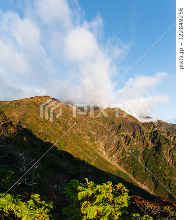 朝日に染まる山肌 谷川連峰の山岳風景 朝日に染まる山肌 谷川連峰の山岳風景 122849286