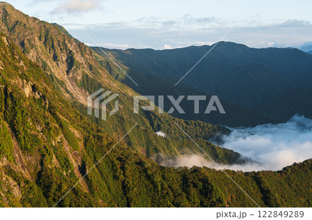 朝日に染まる山肌　谷川連峰の山岳風景 122849289