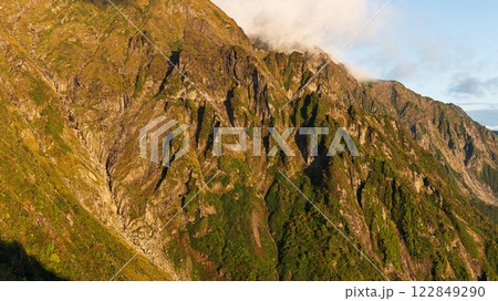 朝日に染まる山肌 谷川連峰の山岳風景 朝日に染まる山肌 谷川連峰の山岳風景 122849290